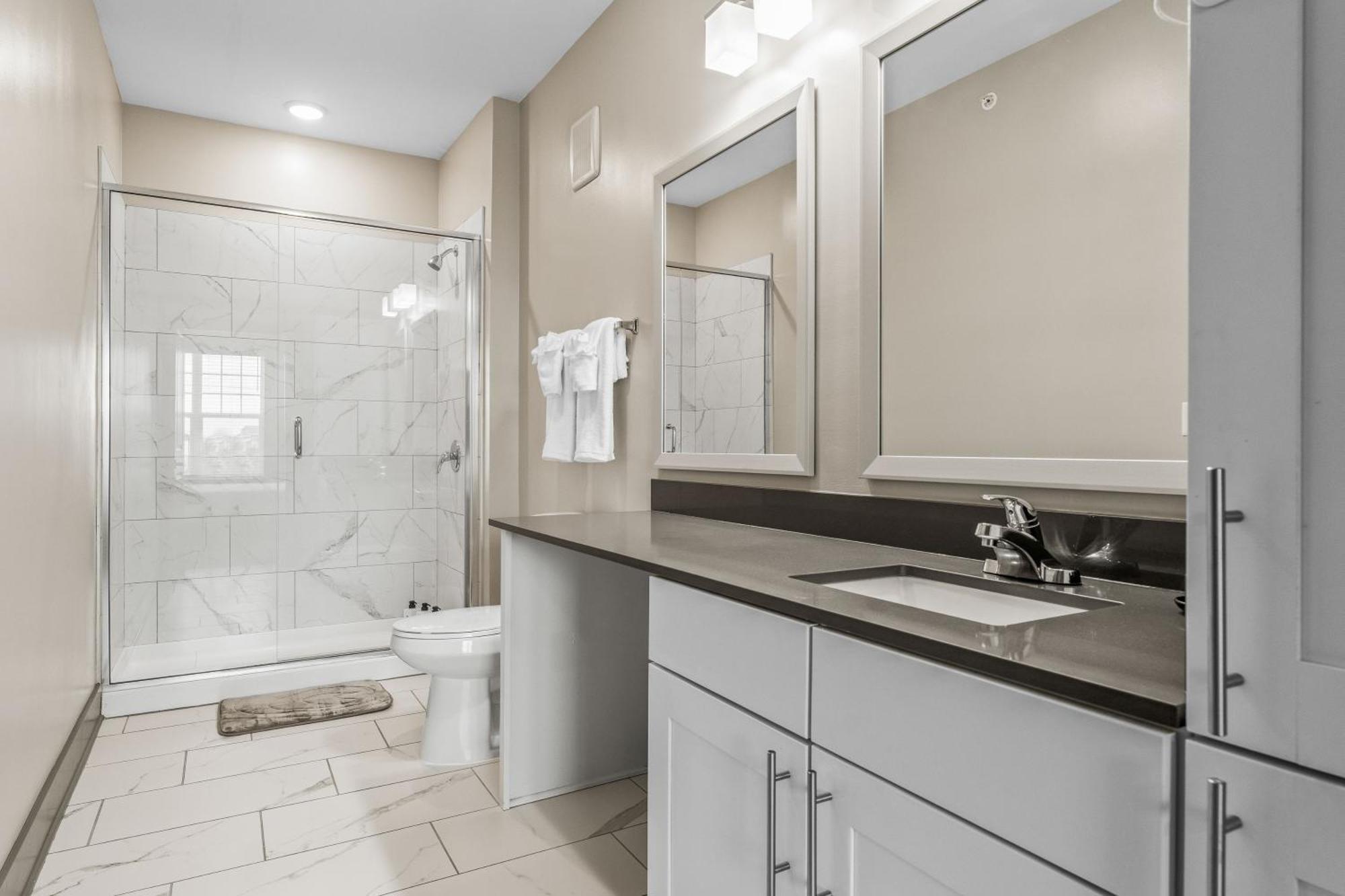 Apartment Full W Pool, Gym, Near Parks, King Bed, Pet-friendly