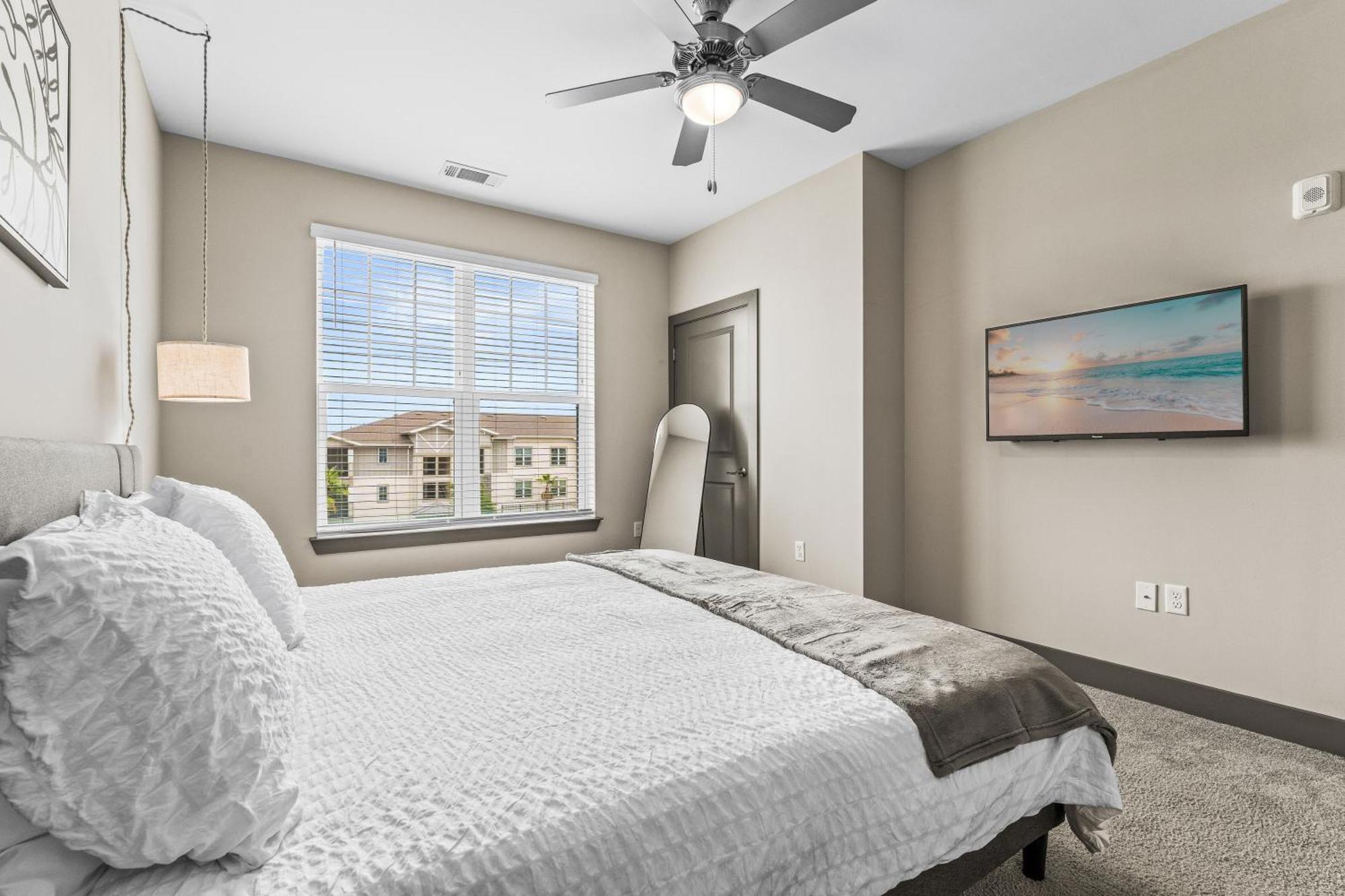 Full W Pool, Gym, Near Parks, King Bed, Pet-friendly Apartment