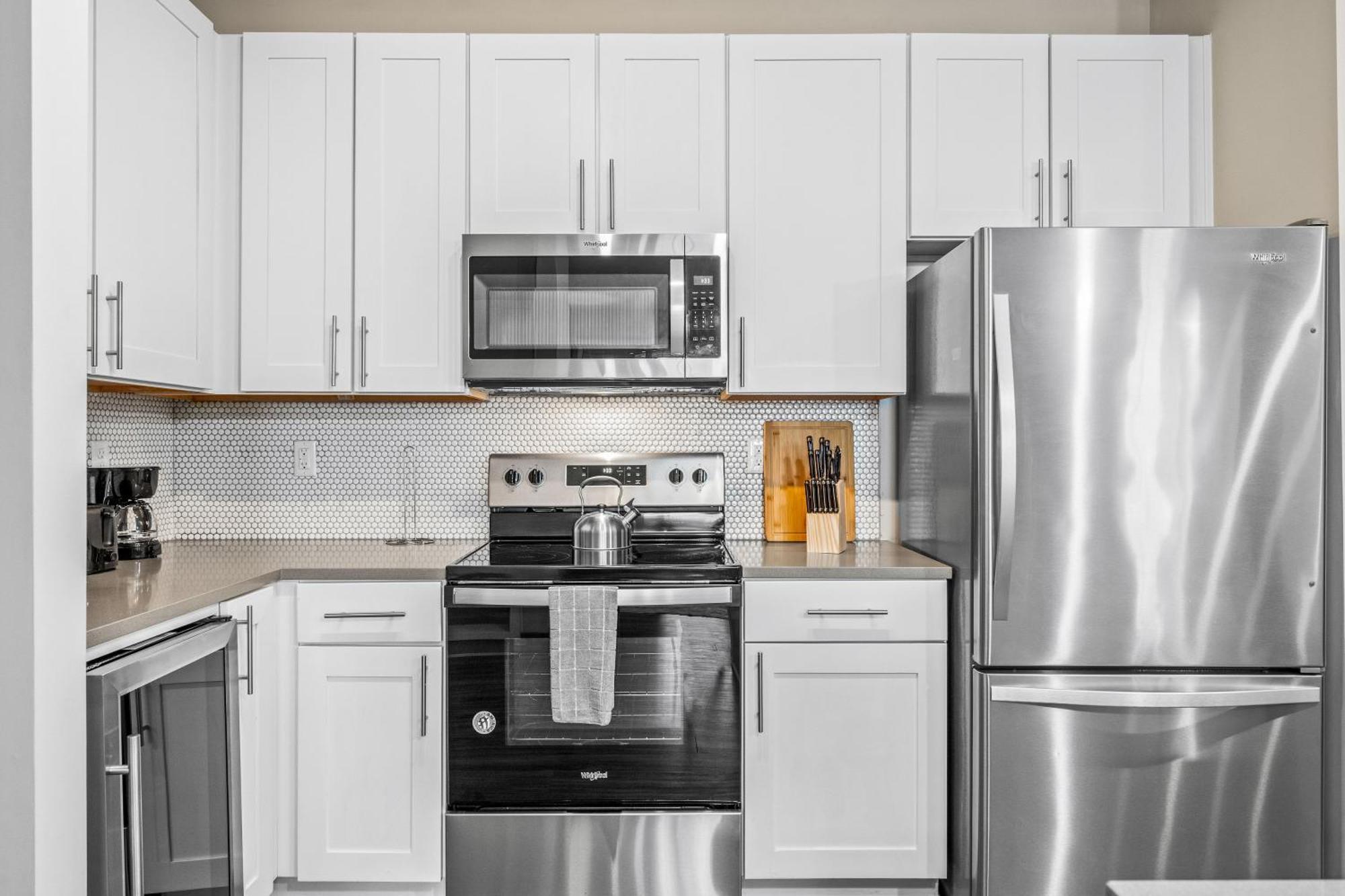 Apartment Full W Pool, Gym, Near Parks, King Bed, Pet-friendly *