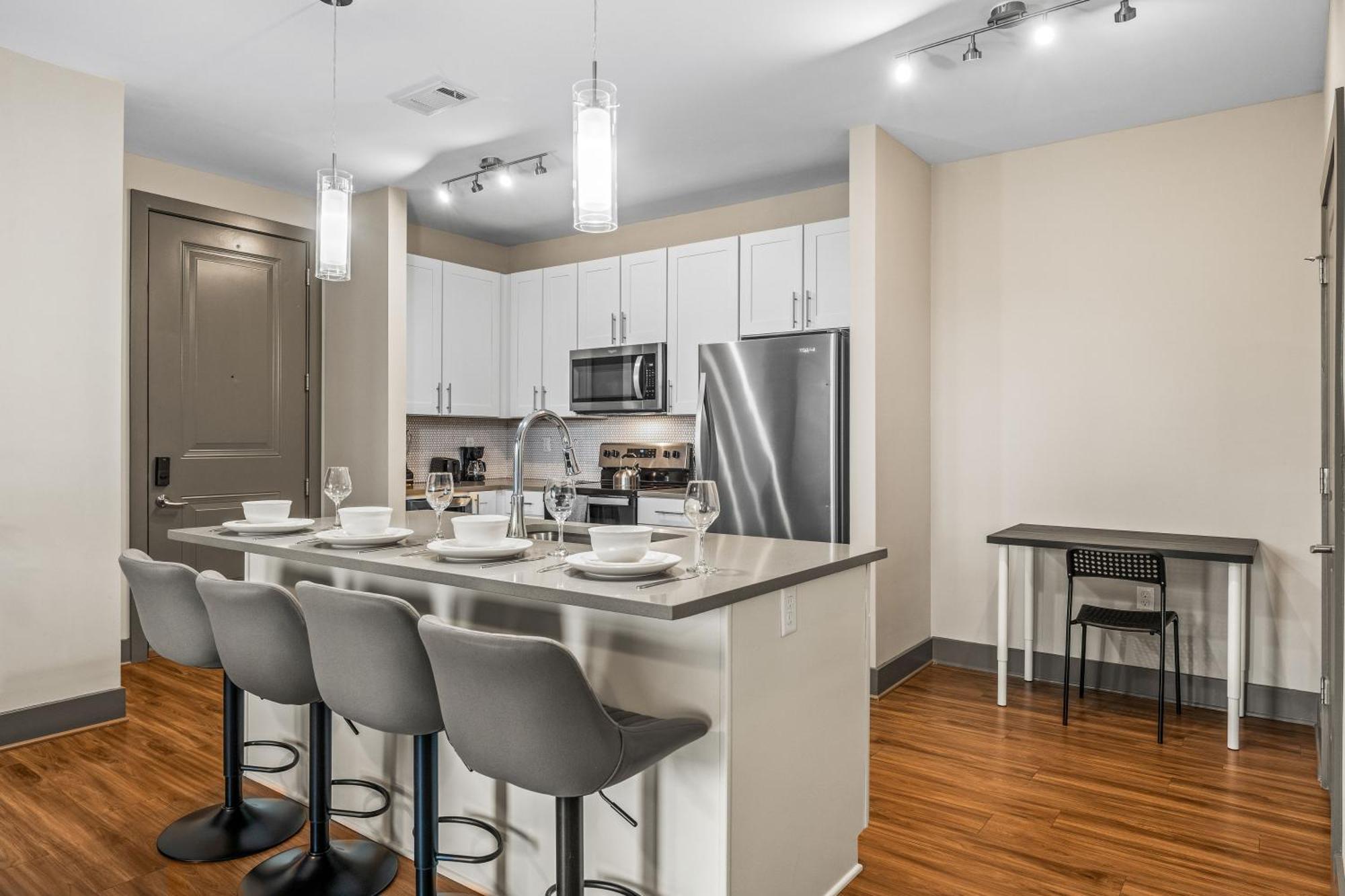 Full W Pool, Gym, Near Parks, King Bed, Pet-friendly Apartment *