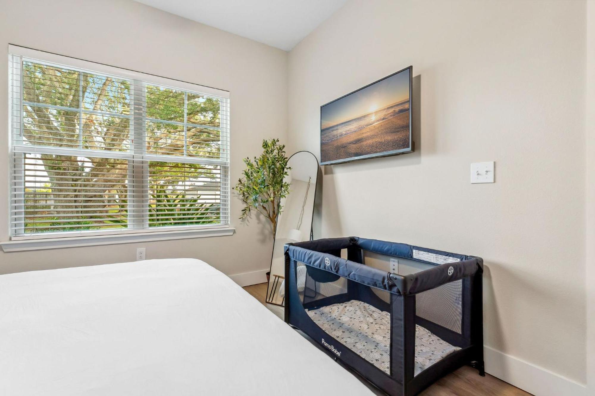 Full W Pool, Gym, Near Parks, King Bed, Pet-friendly Apartment *